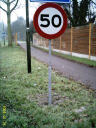 Paal met verkeersbord 50